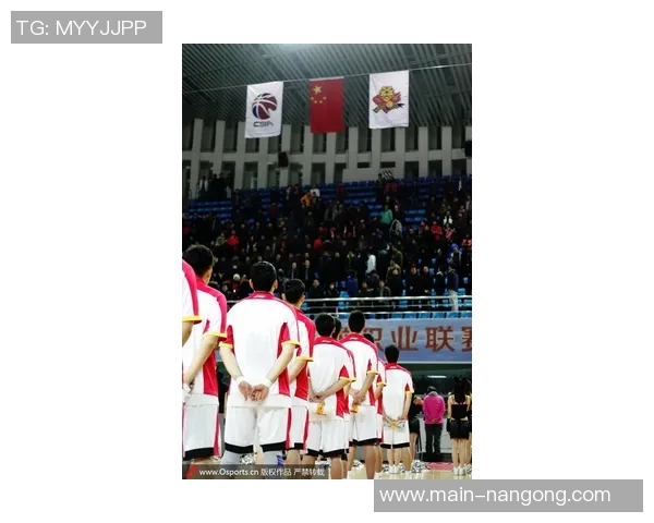 赛前升旗仪式上香港球员徐远征闭眼沉思引发热议