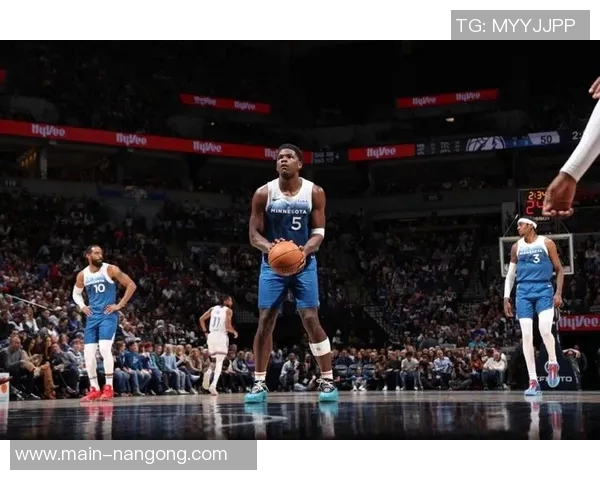 爱德华兹表现稳定半场10投5中贡献12分2篮板罚球命中率待提高